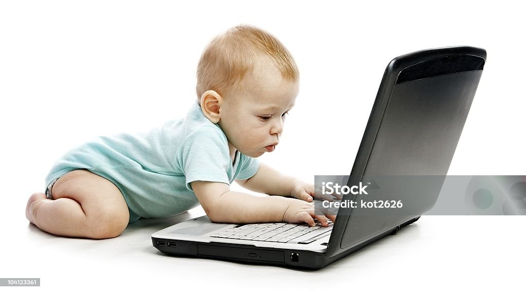 Младенческая используя ноутбук - Стоковые фото Белый роялти-фр�и