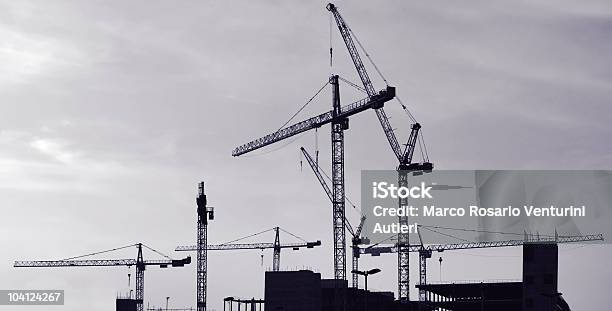 Silhouette Di Gru E Costruzione - Fotografie stock e altre immagini di A forma di croce - A forma di croce, Affollato, Ambientazione esterna