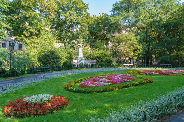 parque planty em torno da cidade velha, cracóvia, polónia - town of blossom - fotografias e filmes do acervo