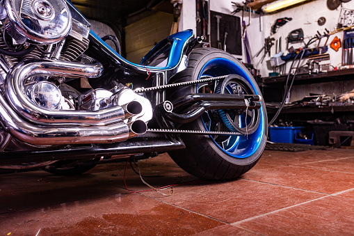 Detalle en una moderna motocicleta en el workshope. Escape de la motocicleta. enfoque selectivo photo