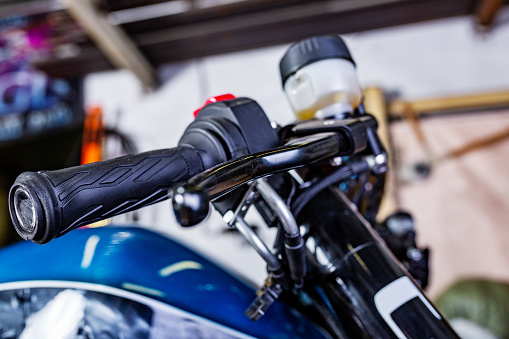 Detalle en una moderna motocicleta en el workshope. Escape de la motocicleta. enfoque selectivo photo