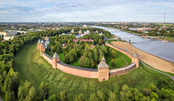 luftaufnahme des kremls in veliky novgord - novgorod stock-fotos und bilder