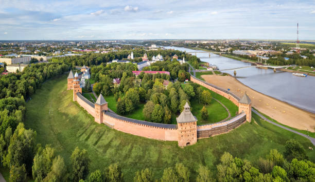 vista aérea do kremlin em veliky novgord - novgorod - fotografias e filmes do acervo