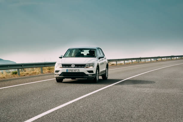 2018 volkswagen tiguan se nav tsi 1.4 samochód w kolorze białym w moto - volkswagen zdjęcia i obrazy z banku zdjęć