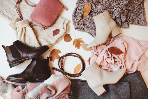 conjunto de temporada ropa de mujer moda otoño, vista superior con espacio de copia. Zapatos de moda, suéter y bolsos. photo