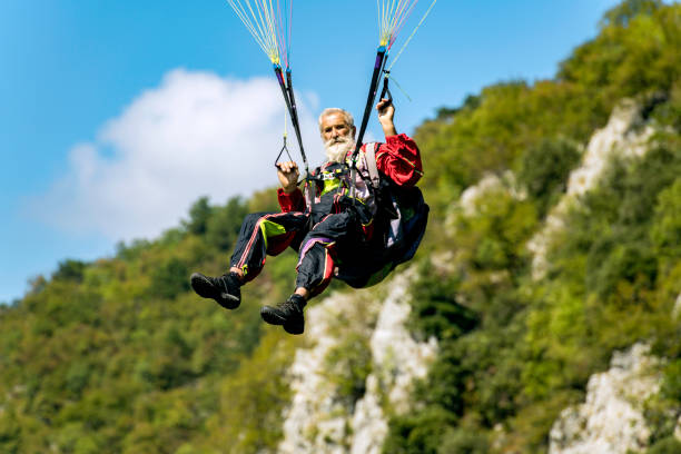 uomo anziano con parapendio grigio a barba lunga nelle alpi giulie, regione di primorska in slovenia, europa - outdoors nature paragliding autumn foto e immagini stock
