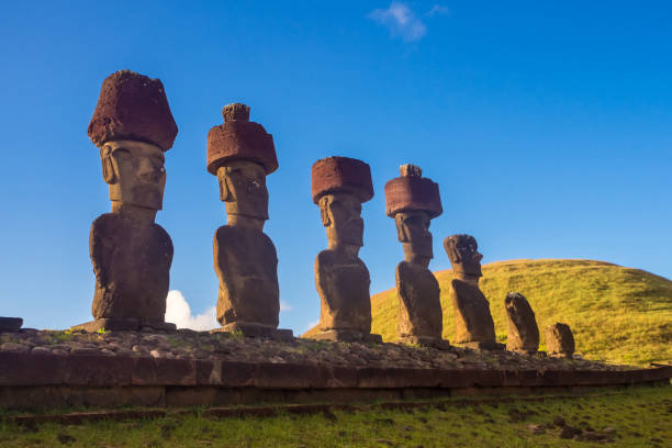 ahu nau nau in anakena beach. easter island in chile. rapa nui - moai statue imagens e fotografias de stock