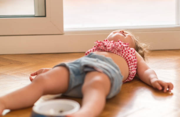 自宅で美しい幼児の小さな女の子 - tantrum ストックフォトと画像