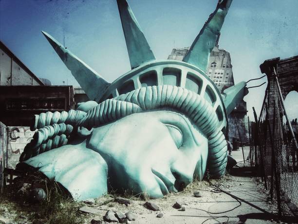 el fin del mundo. visión apocalíptica del mundo futuro. - statue of liberty new york city statue usa fotografías e imágenes de stock