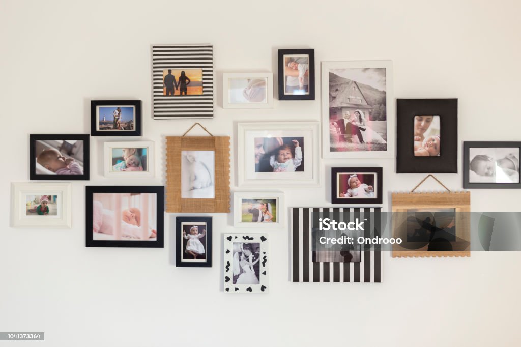 Fotos de la familia en diversos marcos - Foto de stock de Fotografía - Producto de arte y artesanía libre de derechos