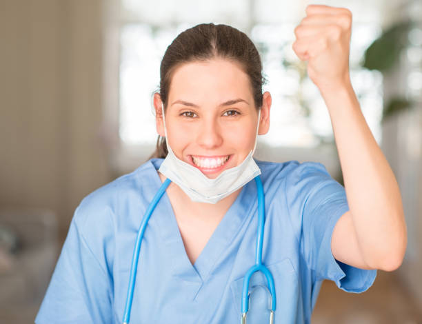 joven enfermera a mujer con máscara y estetoscopio molesto y frustrado gritando con ira, loco y gritando con la mano levantada, concepto de la ira - dentist evil bizarre doctor fotografías e imágenes de stock