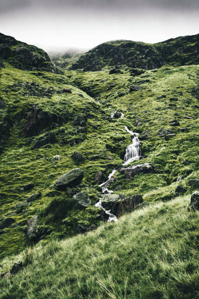 río de montaña - old man of coniston fotografías e imágenes de stock