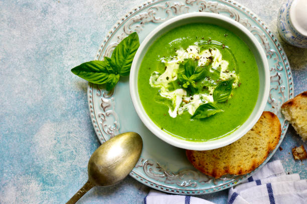 健康なブロッコリー スープ - soup zucchini spinach cream ストックフォトと画像