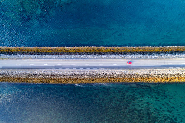 veduta aerea della strada su causeway in islanda - causeway foto e immagini stock