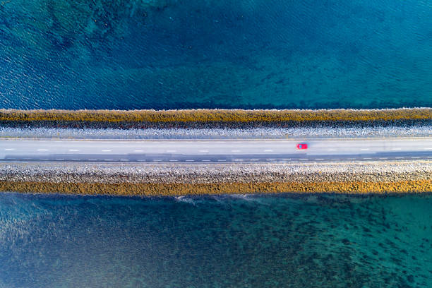 aerial view of road on causeway in iceland - vista aérea de carro isolado imagens e fotografias de stock