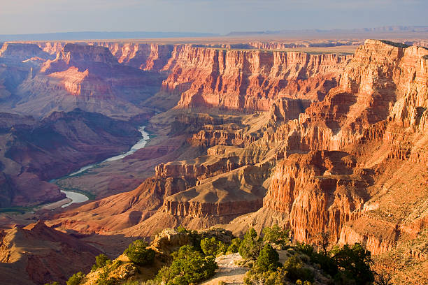 grand-canyon-landschaft bei sonnenuntergang gesehen von der wüste - grand canyon stock-fotos und bilder