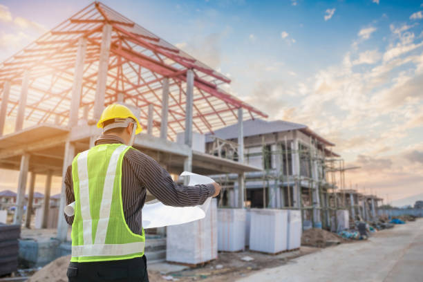 industrieel ingenieur architect werknemer met beschermende helm en blauwdrukken papier in huis bouw bouwplaats - construction stockfoto's en -beelden