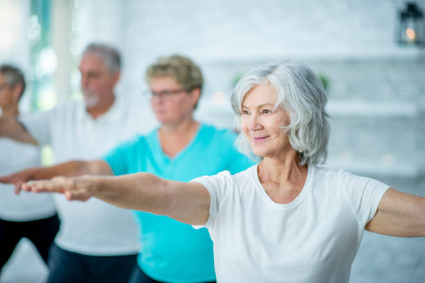 qui s’étend de la pose - tai chi photos et images de collection