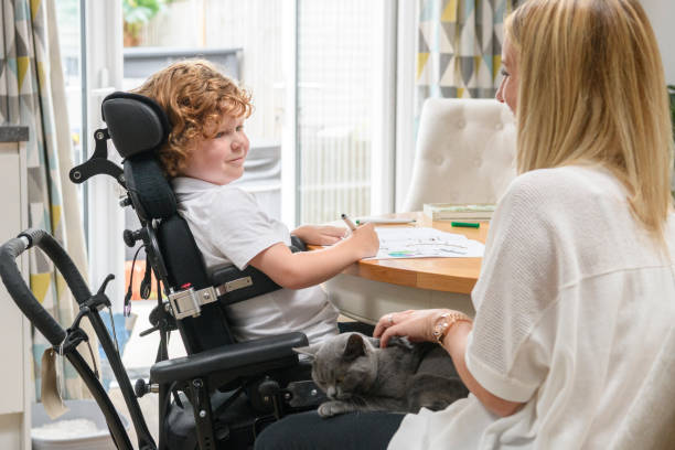 母子家庭で障害者の車椅子の息子 - two parent family indoors home interior domestic kitchen ストックフォトと画像