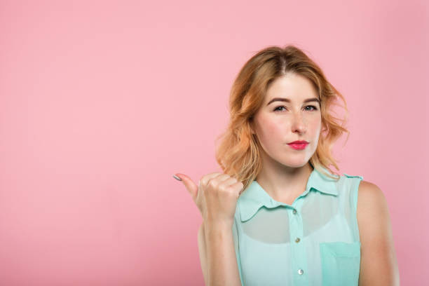 istock look there girl point thumb empty space advertise 1041475948