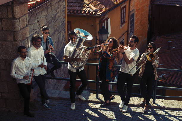 jazz-band eine gruppe von musikern mit blasinstrumenten spielen auf der straße der stadt. - künstlergruppe stock-fotos und bilder