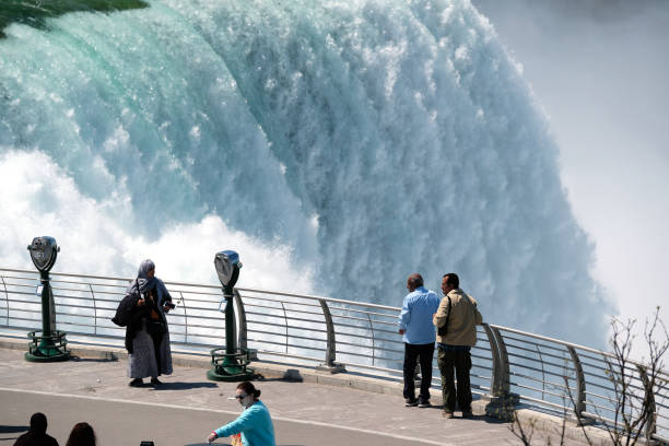 観光客やナイアガラの滝滝のアメリカ側で他の人々。 - niagara falls falling people usa ストックフォトと画像