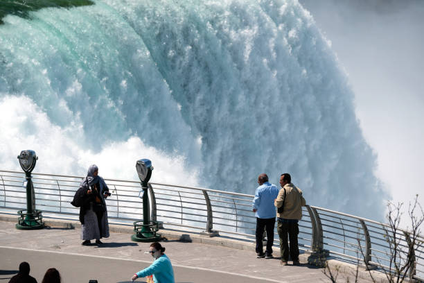 turyści i inni ludzie po amerykańskiej stronie wodospadu niagara falls. - niagara falls falling people usa zdjęcia i obrazy z banku zdjęć