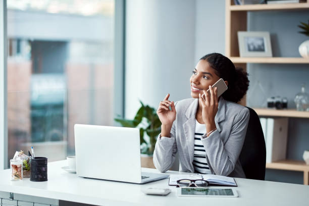 ludzie z pasją sprawiają, że rzeczy się zdarzają - thinking women looking up businesswoman zdjęcia i obrazy z banku zdjęć