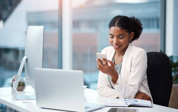 istock Keeping her online audience informed about her business 1041512944