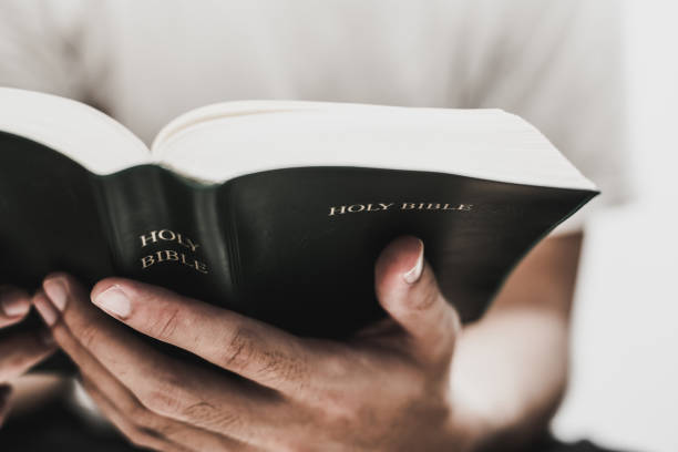 czytanie biblii świętej - praying bible church human hand zdjęcia i obrazy z banku zdjęć