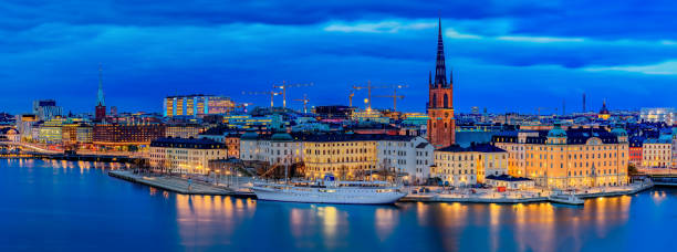 vista panorámica al atardecer en el casco antiguo de estocolmo iglesia de gamla stan y riddarholmen en suecia - riddarfjarden fotografías e imágenes de stock