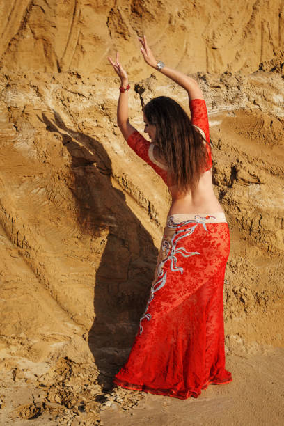 oriental beauty bauchtanz im freien - arabia belly dancing dancing women stock-fotos und bilder