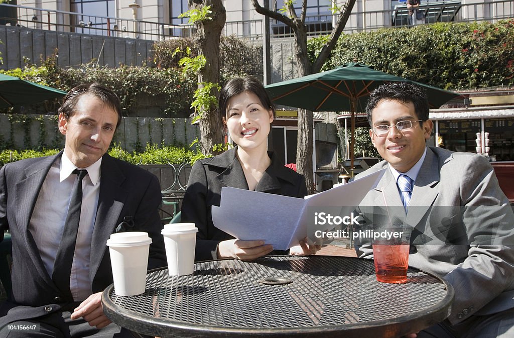 document d'affaires dans le café en plein air - Photo de Adulte libre de droits