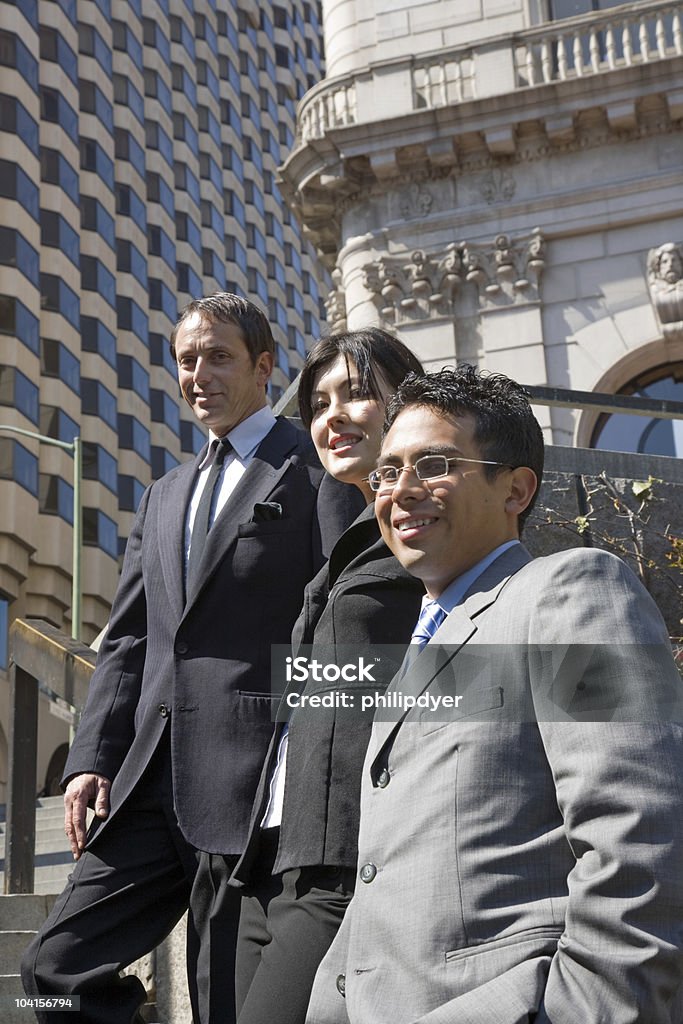 Equipe de negócios em escadas - Foto de stock de Grupo Multiétnico royalty-free