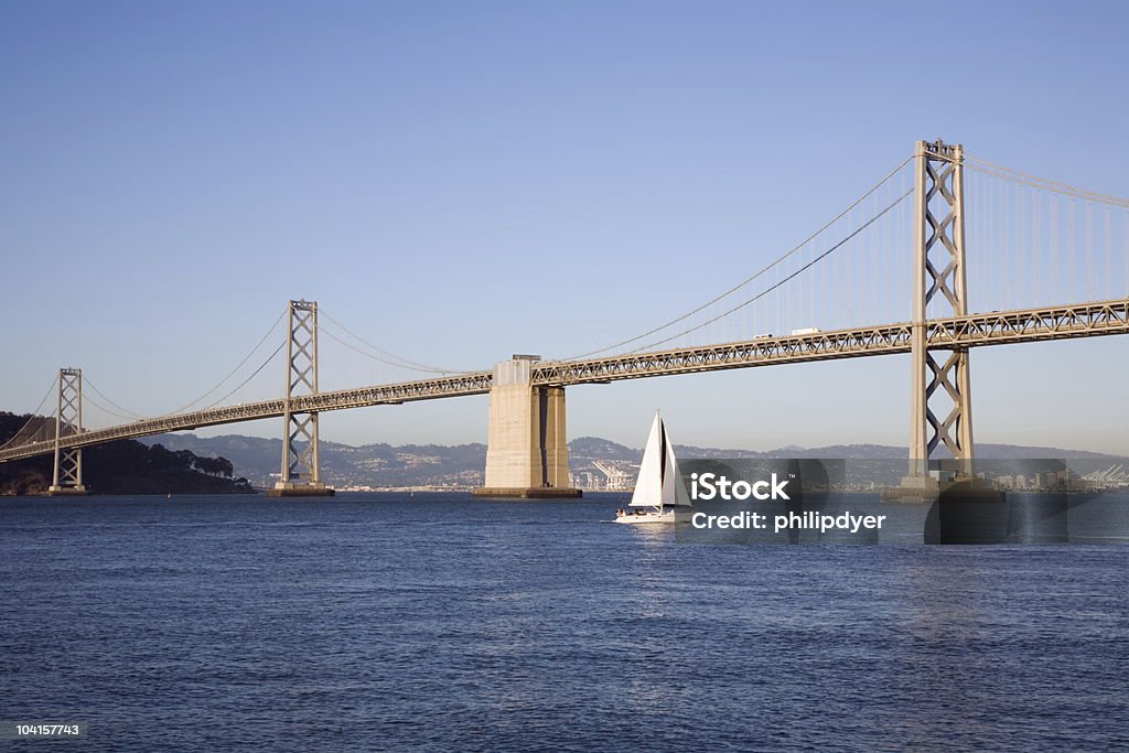 Barca a vela sotto Bay Bridge - Foto stock royalty-free di Acqua