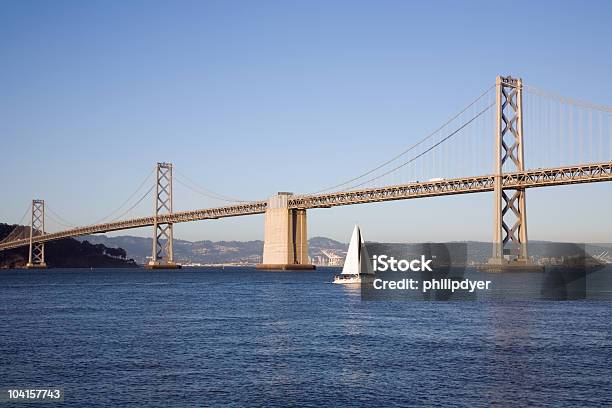 Barca A Vela Sotto Bay Bridge - Fotografie stock e altre immagini di Acqua - Acqua, Andare in barca a vela, Baia