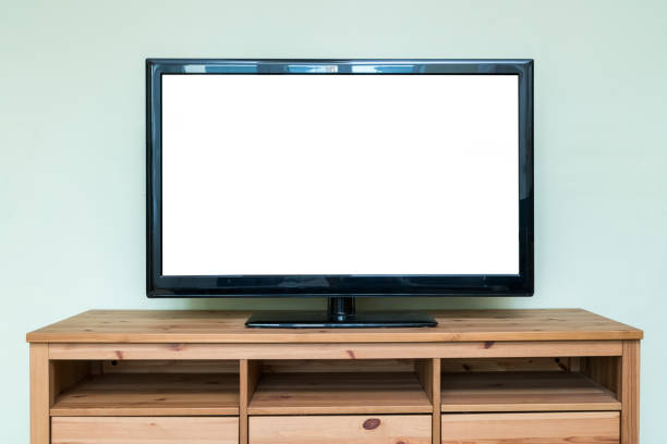 televisão de lcd plana no armário de madeira marrom na sala de estar com uma tela branca para copiar texto - new life audio - fotografias e filmes do acervo