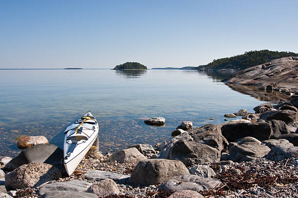 caiaque no arquipélago - stockholm archipelago sweden stockholm island - fotografias e filmes do acervo