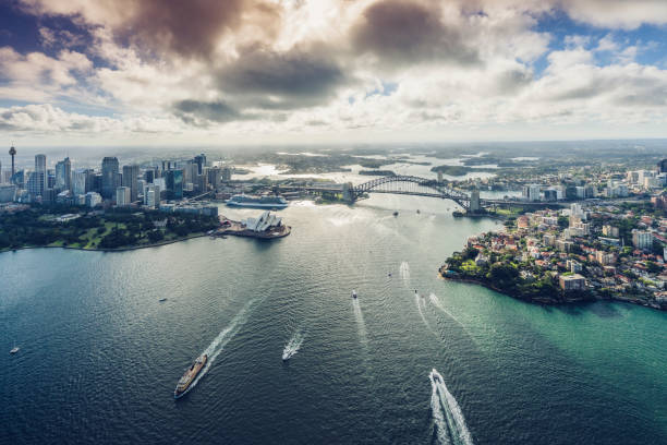 vue d’avion de sydeny cityscape, australie - opera house sydney australia australia bay photos et images de collection