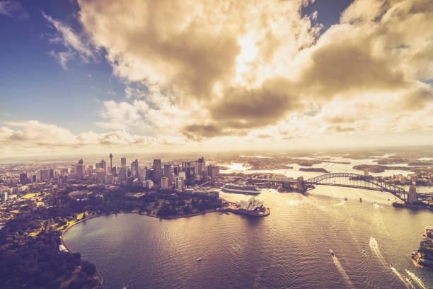 vue d’avion de sydeny cityscape, australie - opera house sydney australia australia bay photos et images de collection