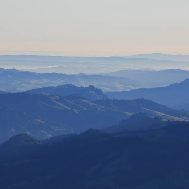 collines dans l’oberland bernois au lever du soleil. - emme valley photos et images de collection