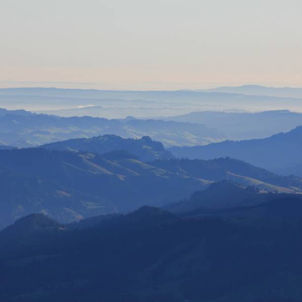 colinas em bernese oberland ao nascer do sol. - emme valley - fotografias e filmes do acervo