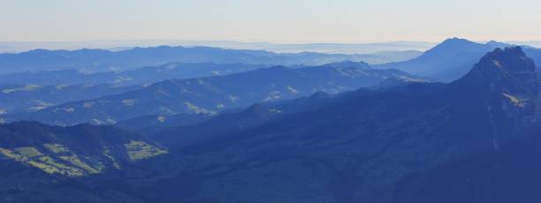 chaînes de montagnes de l’oberland bernois au lever du soleil. - emme valley photos et images de collection