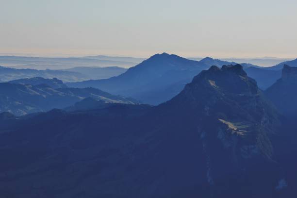 mount sigriswiler rothorn e colinas em bernese oberland no início da manhã. - emme valley - fotografias e filmes do acervo