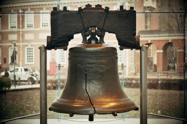 campana de la libertad - philadelphia fotografías e imágenes de stock