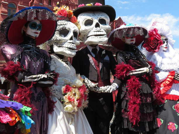 день мертвых, диа-де-лос-муэртос. люди в масках смерти - katherine стоковые фото и изображения