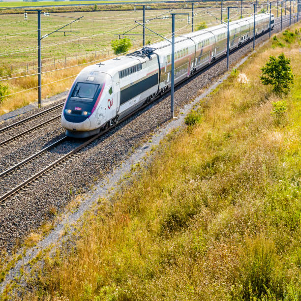 un train à grande vitesse tgv duplex en livrée carmillon, exploité par français société sncf, conduite sur la lgv est, la ligne de chemin de fer européen à grande vitesse est, dans la campagne français. - alstom photos et images de collection