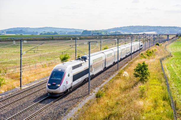 un train à grande vitesse tgv duplex en livrée carmillon, exploité par français société sncf, conduite sur la lgv est, la ligne de chemin de fer européen à grande vitesse est, dans la campagne français. - alstom photos et images de collection