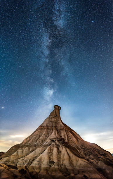 cabezo de castildetierra in las bardenas reales desert at night with milky way - navarra imagens e fotografias de stock