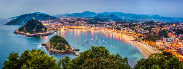 vista panoramica di donisti san sebastian al tramonto. euskadi - golfo di biscaglia foto e immagini stock